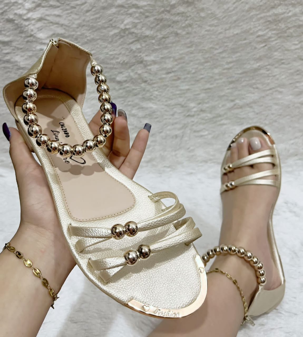Sandalia de tira perladas